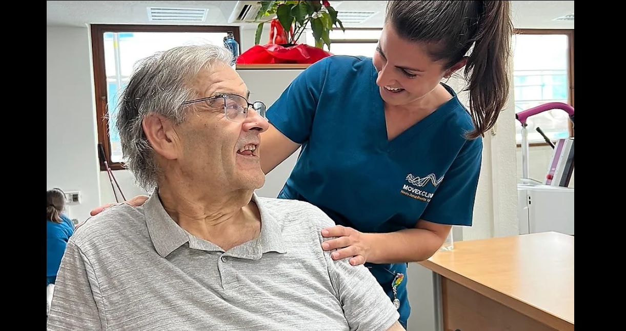  Enrique, paciente en proceso de recuperación tras un accidente cerebrovascular, recibe el apoyo y la guía de Sara García, responsable de fisioterapia en Movex Clinics Bilbao.