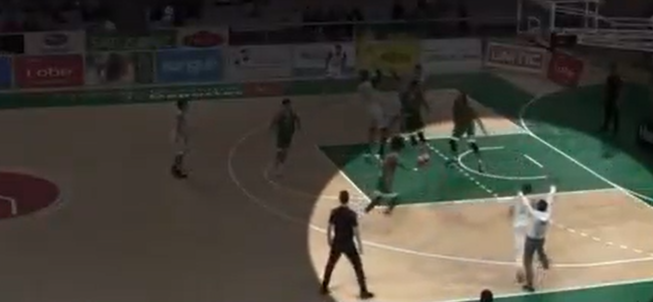 Momento en el que se produce la zancadilla. / FEB