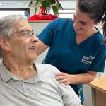  Enrique, paciente en proceso de recuperación tras un accidente cerebrovascular, recibe el apoyo y la guía de Sara García, responsable de fisioterapia en Movex Clinics Bilbao.