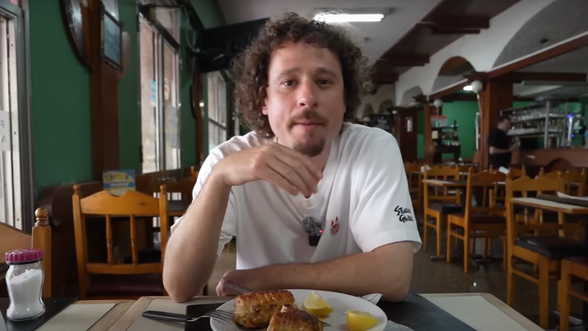 Luisito Comunica probando comida en un vídeo grabado en Uruguay.