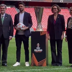 Juan Maria Aburto, Aritz Aduriz, Elixabete Etxanobe e Ibone Bengoetxea posan junto al trofeo en San Mamés