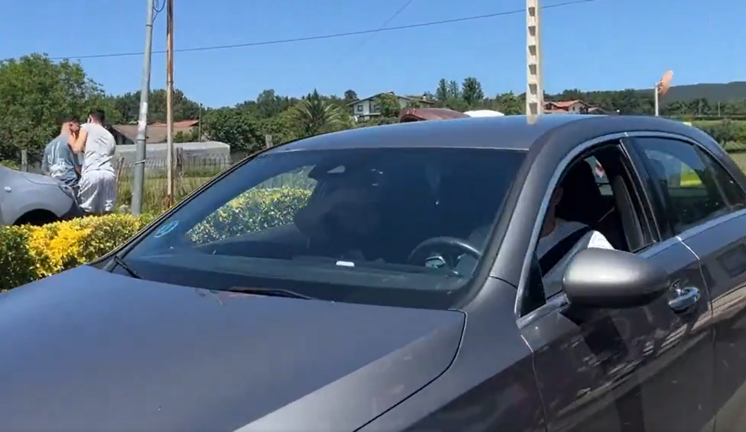 Aitor Paredes lleva a un aficionado en su coche en la salida de Lezama / Onda Vasca