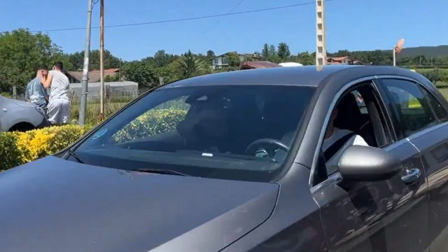 Aitor Paredes lleva a un aficionado en su coche en la salida de Lezama / Onda Vasca Aitor Paredes lleva a un aficionado en su coche en la salida de Lezama / Onda Vasca