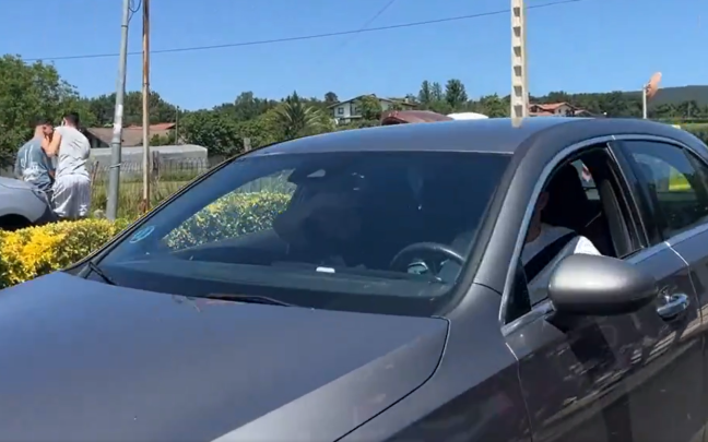 Aitor Paredes lleva a un aficionado en su coche en la salida de Lezama / Onda Vasca Aitor Paredes lleva a un aficionado en su coche en la salida de Lezama / Onda Vasca