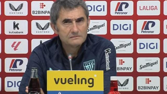 Ernesto Valverde esta tarde en la sala de prensa de Lezama