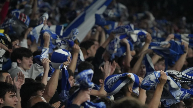 La afición de la Real anima entregada en Anoeta / RUBEN PLAZA La afición de la Real anima entregada en Anoeta / RUBEN PLAZA