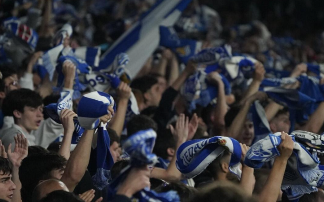 La afición de la Real anima entregada en Anoeta / RUBEN PLAZA