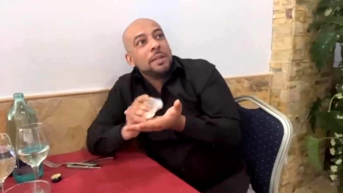 El youtuber Borja Escalona sentado en la mesa de un restaurante