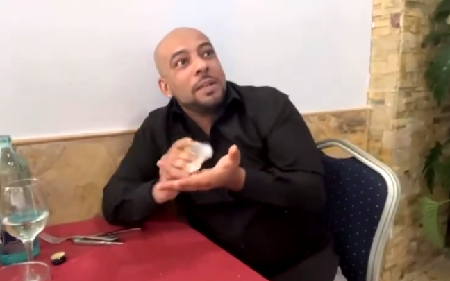 El youtuber Borja Escalona sentado en la mesa de un restaurante El youtuber Borja Escalona sentado en la mesa de un restaurante
