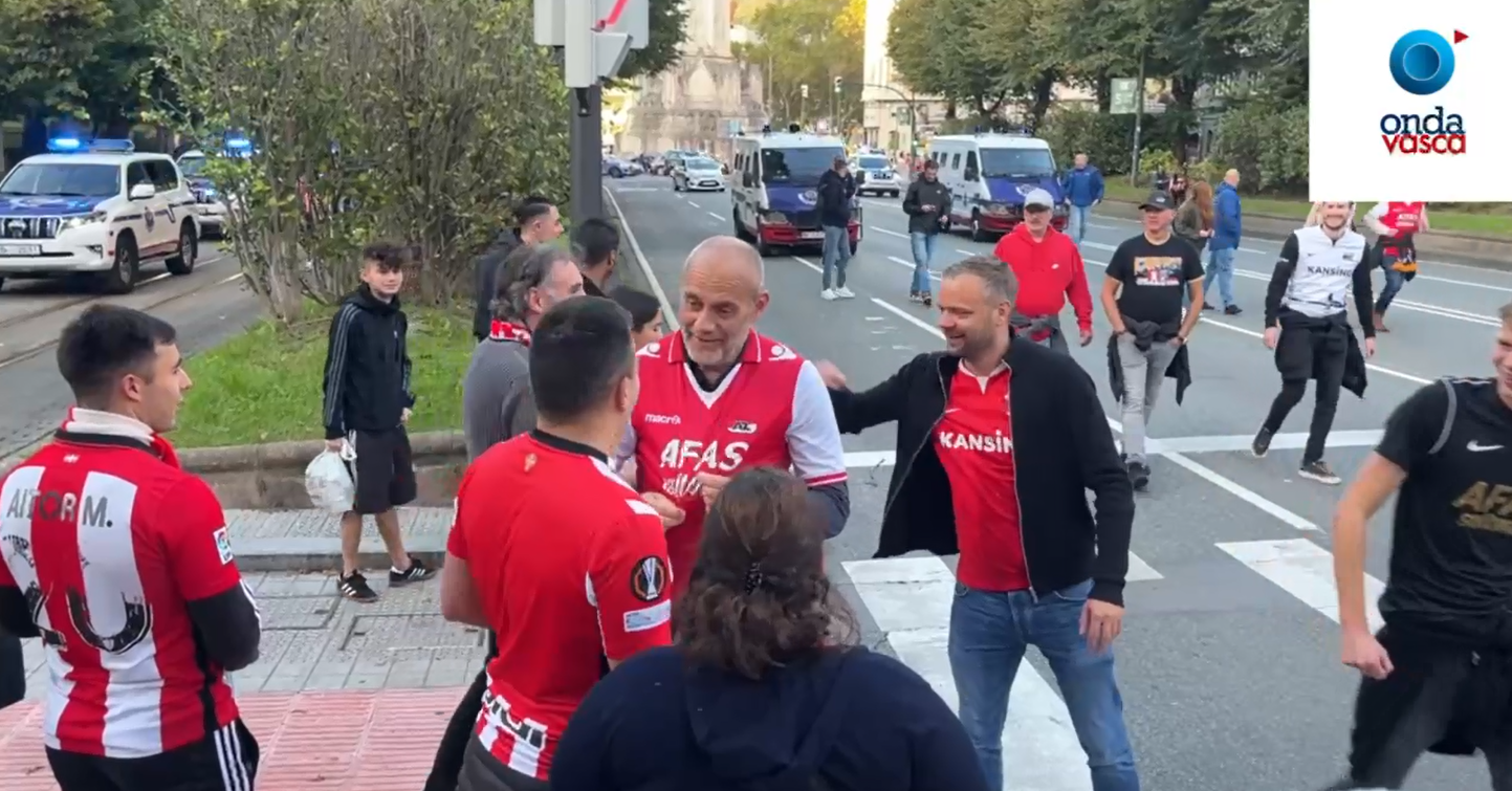 Aficionados de Athletic y AZ Alkmaar charlan en la previa del partido