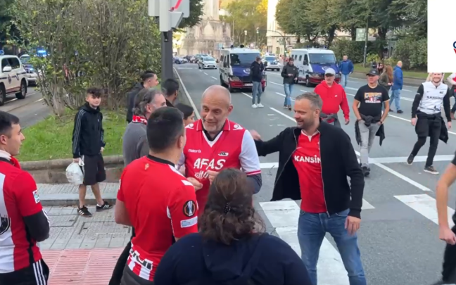 Aficionados de Athletic y AZ Alkmaar charlan en la previa del partido Aficionados de Athletic y AZ Alkmaar charlan en la previa del partido