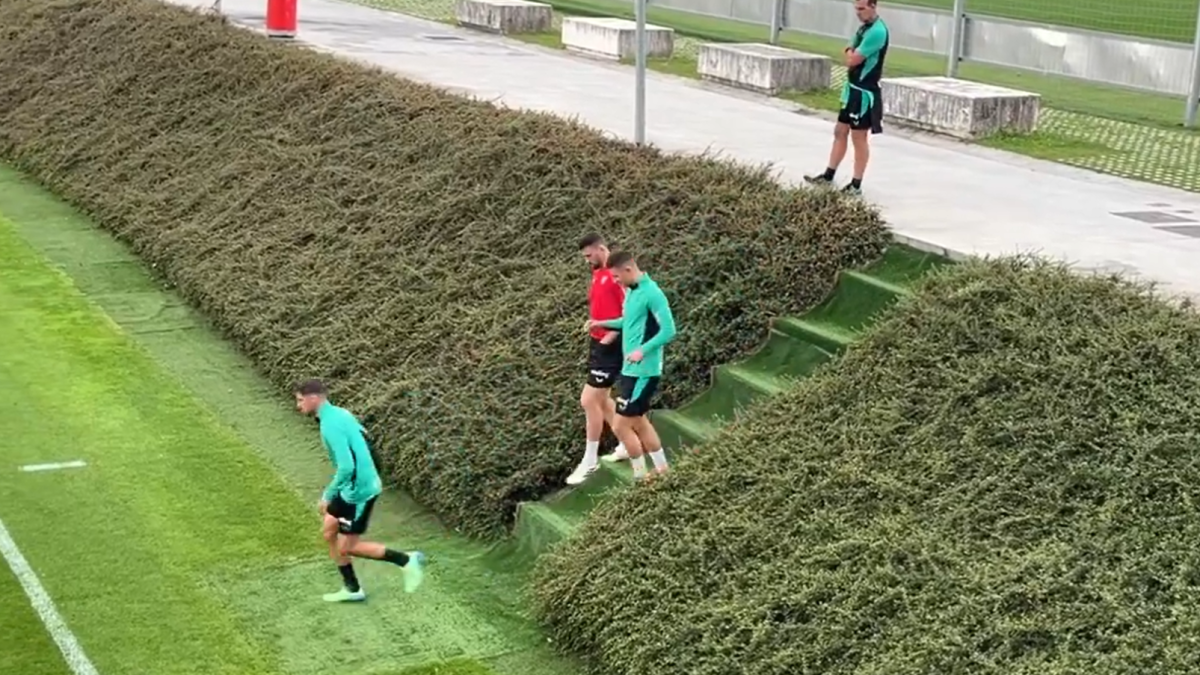 Unai Simón salta al entrenamiento junto a Gorka Guruzeta y Javi Martón 