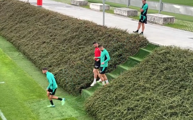Unai Simón salta al entrenamiento junto a Gorka Guruzeta y Javi Martón Unai Simón salta al entrenamiento junto a Gorka Guruzeta y Javi Martón