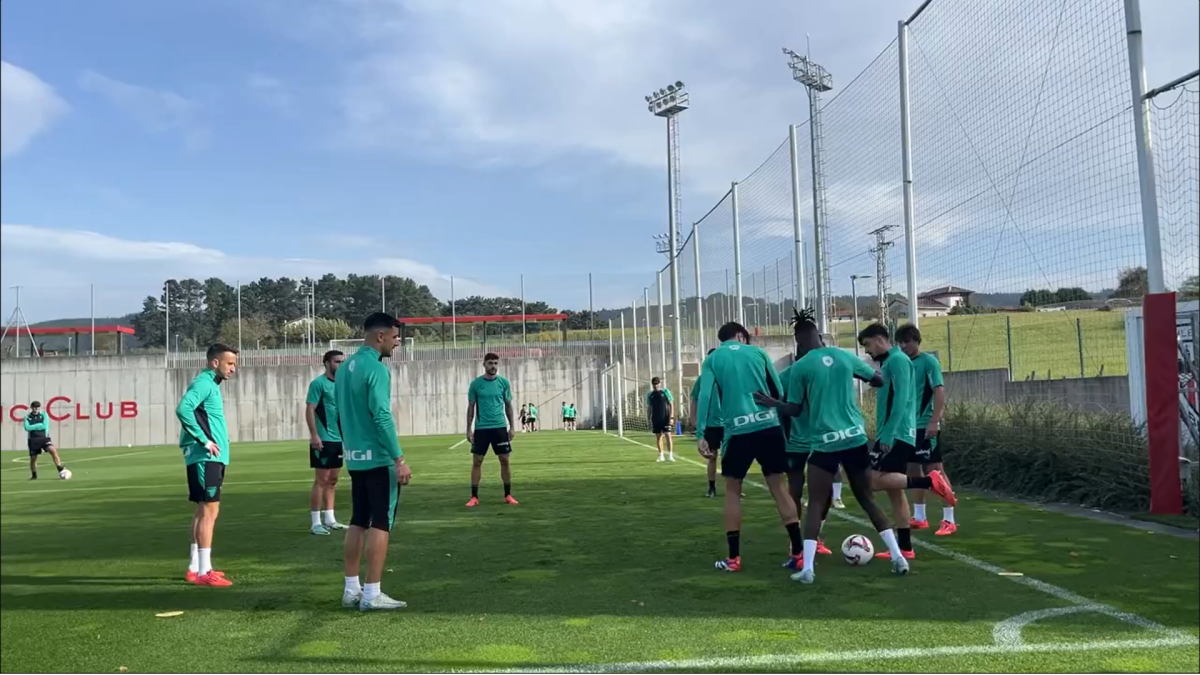 Nico Williams y Yeray en el rondo de calentamiento