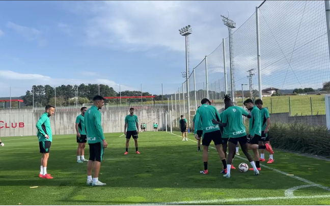 Nico Williams y Yeray en el rondo de calentamiento Nico Williams y Yeray en el rondo de calentamiento