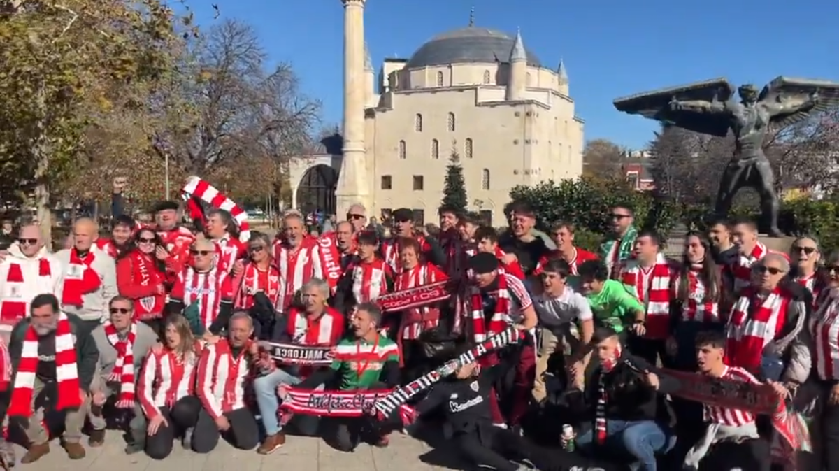 Los aficionados del Athletic desplazados a Razgrad posan en la previa del partido