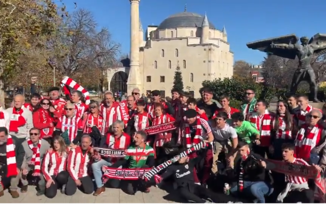 Los aficionados del Athletic desplazados a Razgrad posan en la previa del partido