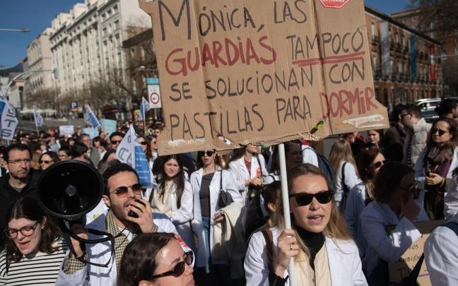 Médicos manifestantes durante la concentración con motivo de la huelga médica y facultativa, a 16 de marzo de 2026. EP