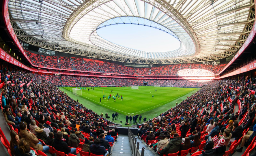 Este es el aspecto que San Mamés presentaba esta mañana con motivo del entrenamiento a puerta abierta. / X ATHLETIC CLUB