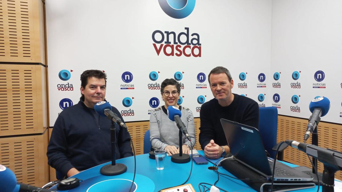 Ana Santorcuato, médica de Urgencias en el Hospital de Cruces y Néstor Morchón, médico de urgencias en el HUA, delegados del Sindicato Médico de Euskadi en los estudios de ONDA VASCA