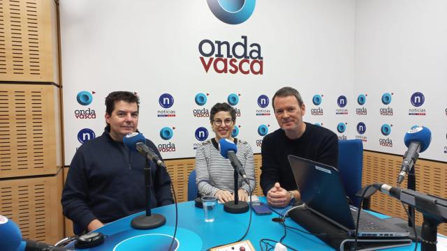 Ana Santorcuato, médica de Urgencias en el Hospital de Cruces y Néstor Morchón, médico de urgencias en el HUA, delegados del Sindicato Médico de Euskadi en los estudios de ONDA VASCA