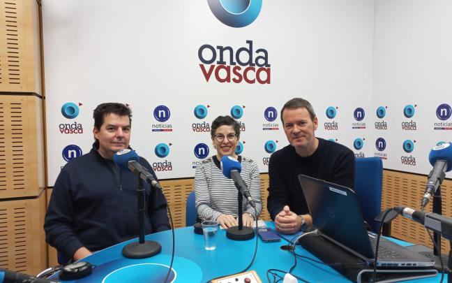 Ana Santorcuato, médica de Urgencias en el Hospital de Cruces y Néstor Morchón, médico de urgencias en el HUA, delegados del Sindicato Médico de Euskadi en los estudios de ONDA VASCA