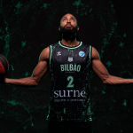 Adam Smith con la camiseta que va a lucir Bilbao Nasket en la FIBA Europe Cup