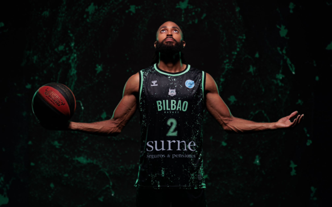 Adam Smith con la camiseta que va a lucir Bilbao Nasket en la FIBA Europe Cup