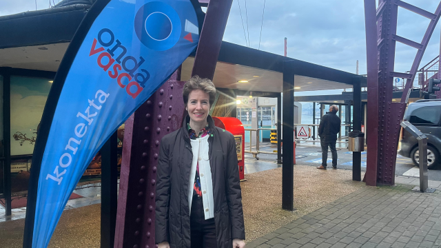 Sonia Pérez en el stand de ONDA VASCA en el Puente Colgante