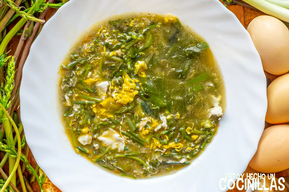 Sopa de esparragos silvestres con huevo