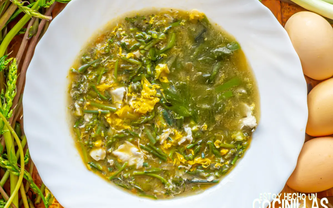 Sopa de esparragos silvestres con huevo