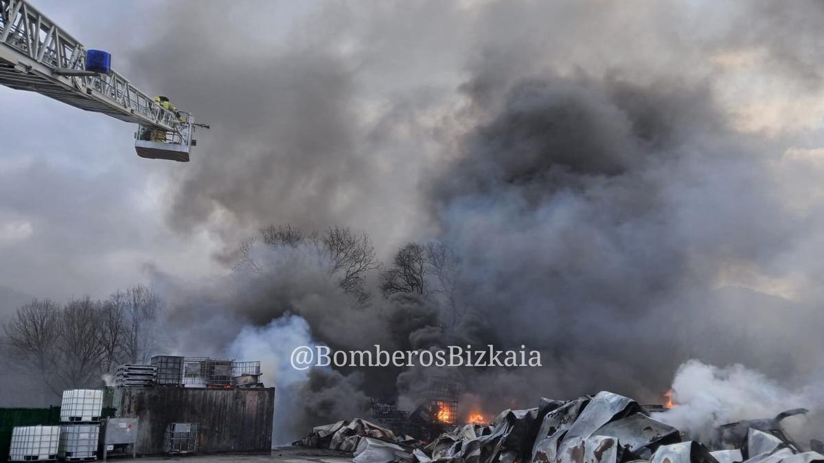 Bomberos tratan de apagar un incendio de grandes dimensiones em Sopuerta Bomberos de Bizkaia