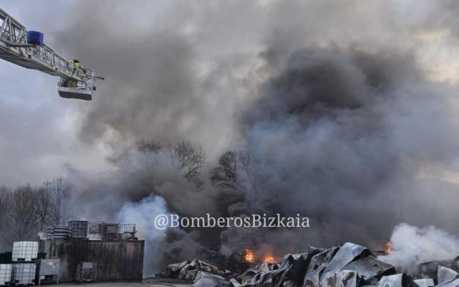 Bomberos tratan de apagar un incendio de grandes dimensiones em Sopuerta Bomberos de Bizkaia