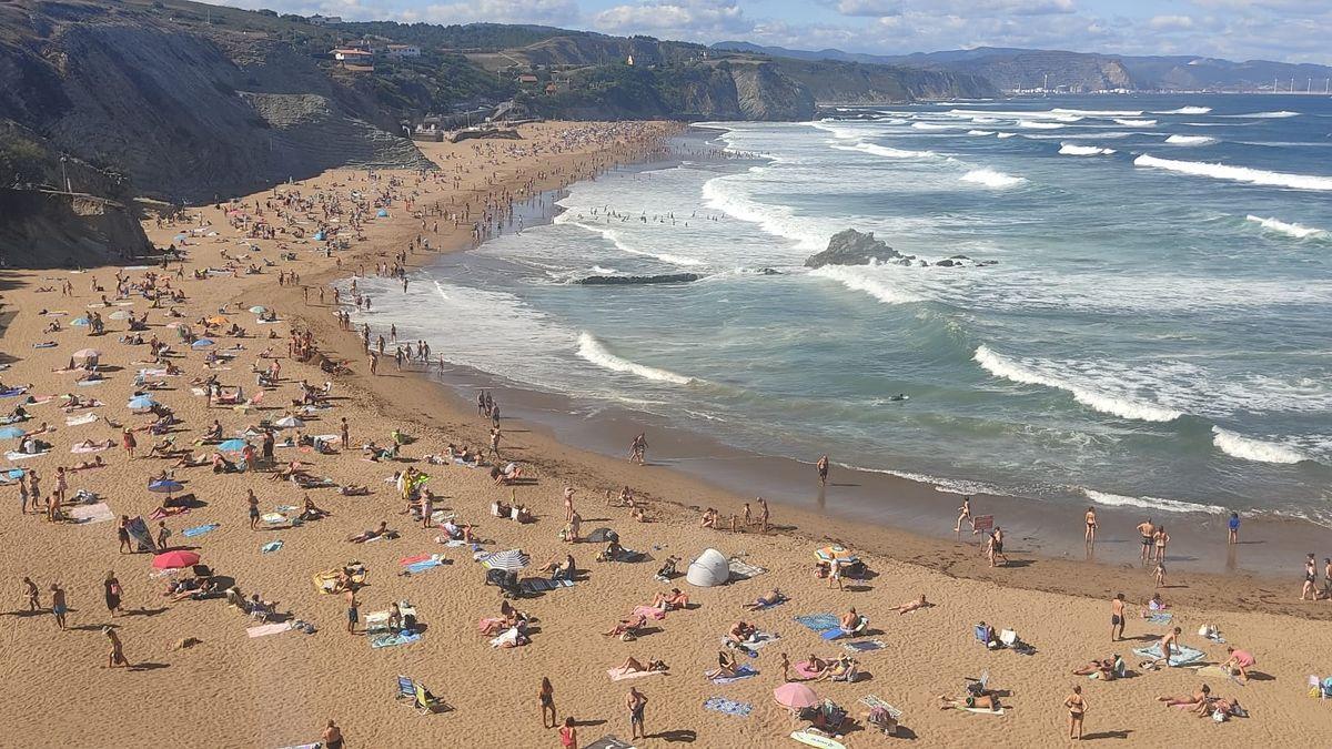 Imagen de la playa de Sopelana en un día soleado