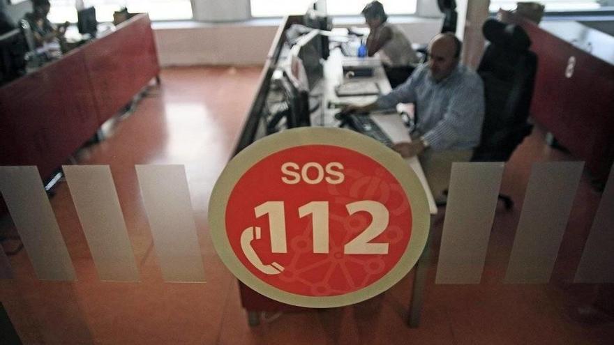 Teleoperadores del centro de emergencias telefónicas 112 de SOS Navarra trabajando en las dependencias del servicio. IBAN AGUINAGA