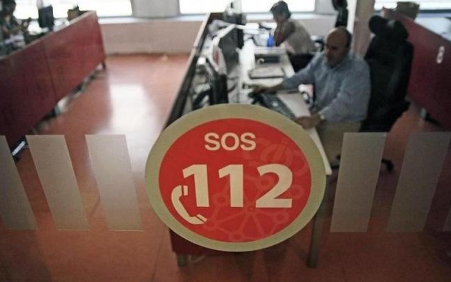 Teleoperadores del centro de emergencias telefónicas 112 de SOS Navarra trabajando en las dependencias del servicio. IBAN AGUINAGA