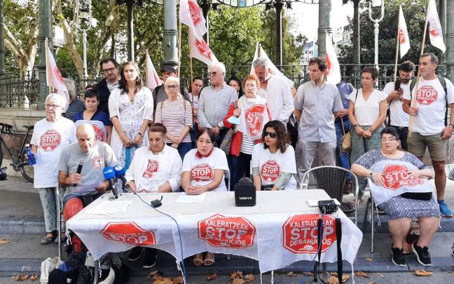 Comparecencia, esta mañana, de Stop Desahucios en Donostia Comparecencia, esta mañana, de Stop Desahucios en Donostia