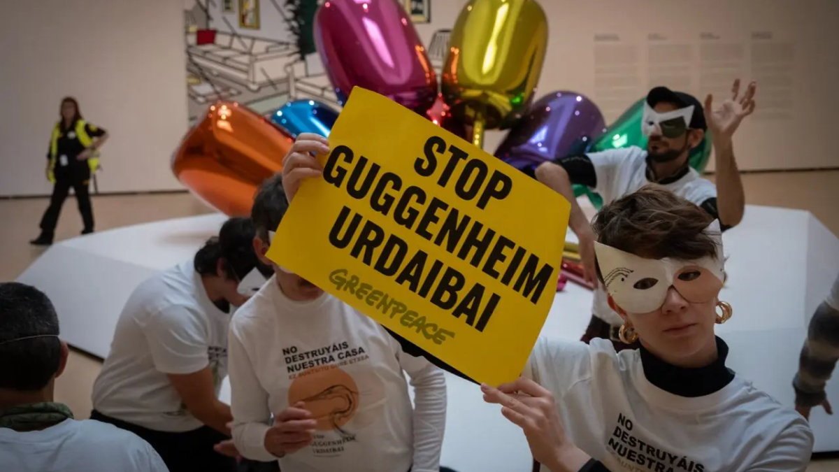 Miembros de Greenpeace en el Museo Guggenheim. ES.GREENPEACE.ORG