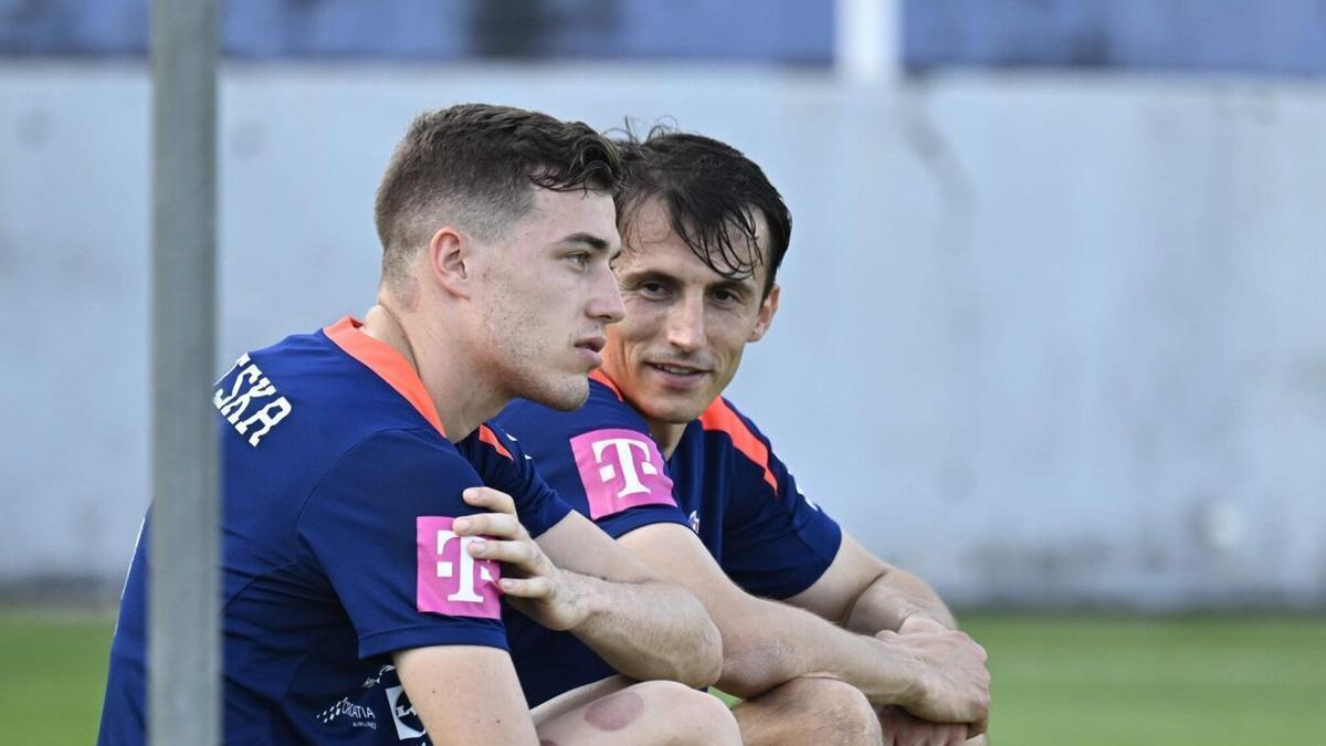 Sucic, en la imagen con Budimir, en un entrenamiento con Croacia. NOTICIAS DE GIPUZKOA