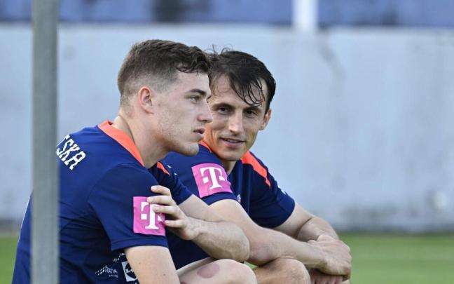 Sucic, en la imagen con Budimir, en un entrenamiento con Croacia. NOTICIAS DE GIPUZKOA