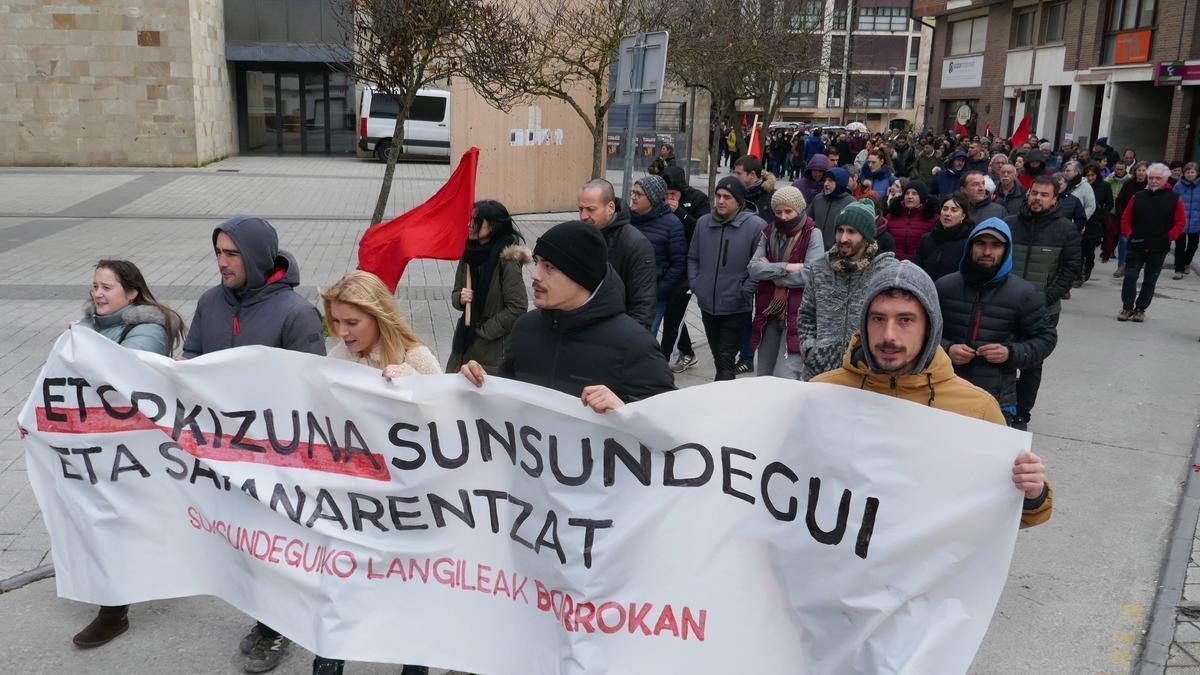 La manifestación, convocada por trabajadores y trabajadoras, recorrió este domingo las principales calles de Altsasu. Nerea Mazkiaran