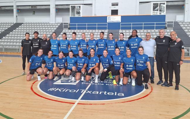 Las jugadoras y el staff del Bera Bera 25/26. BERA BERA