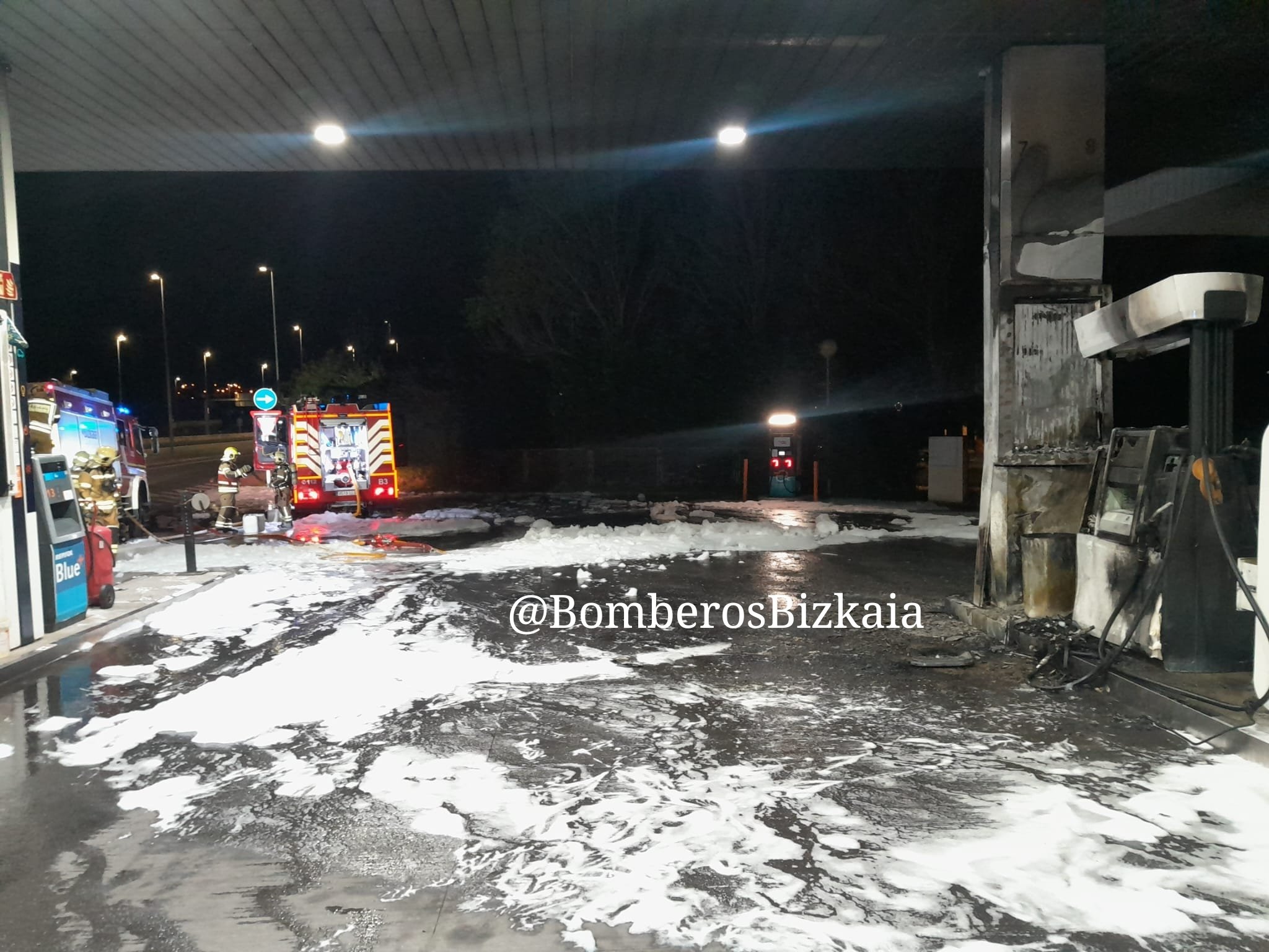 Imagen del incendio registrado esta madrugada en una de las gasolineras de la Avanzada en Leioa | Bomberos Bizkaia
