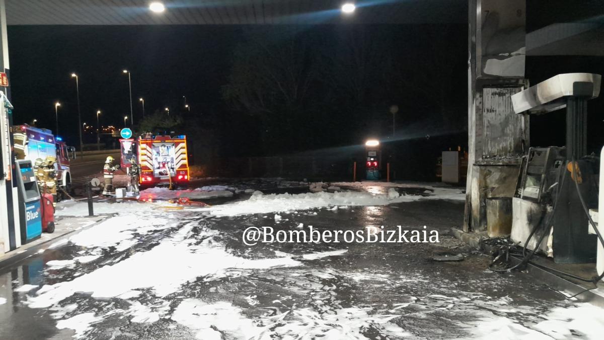 Imagen del incendio registrado esta madrugada en una de las gasolineras de la Avanzada en Leioa | Bomberos Bizkaia