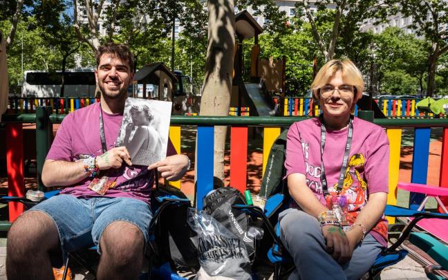 Seguidores de Taylor Swift esperando en Madrid horas antes del concierto de esta noche
