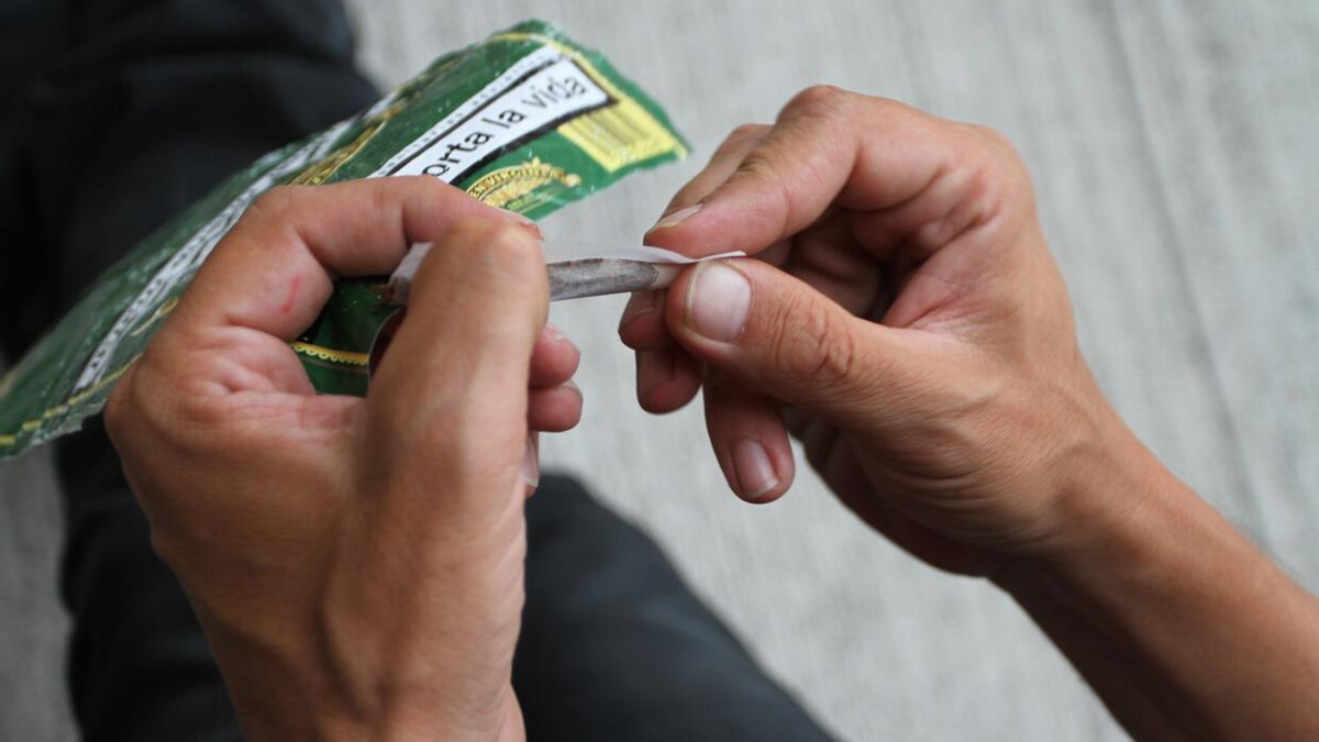 Un hombre prepara un cigarrillo con tabaco de liar | Unai Beroiz, Deia