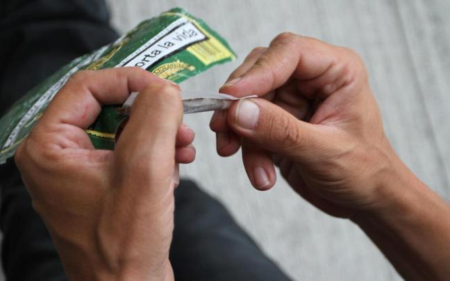 Un hombre prepara un cigarrillo con tabaco de liar | Unai Beroiz, Deia Un hombre prepara un cigarrillo con tabaco de liar | Unai Beroiz, Deia