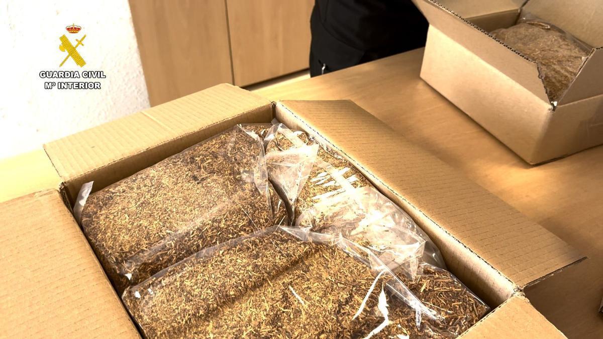 En la operación han sido intervenidos 13 kilo de tabaco picado. GC BIZKAIA