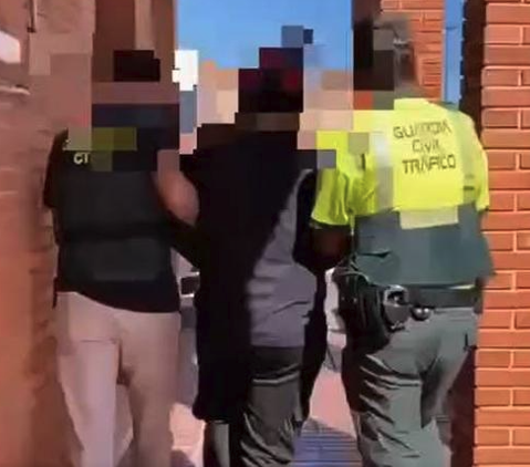 Momento de la detención del hombre que simuló ser atropellado. Guardia Civil