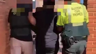Momento de la detención del hombre que simuló ser atropellado. Guardia Civil